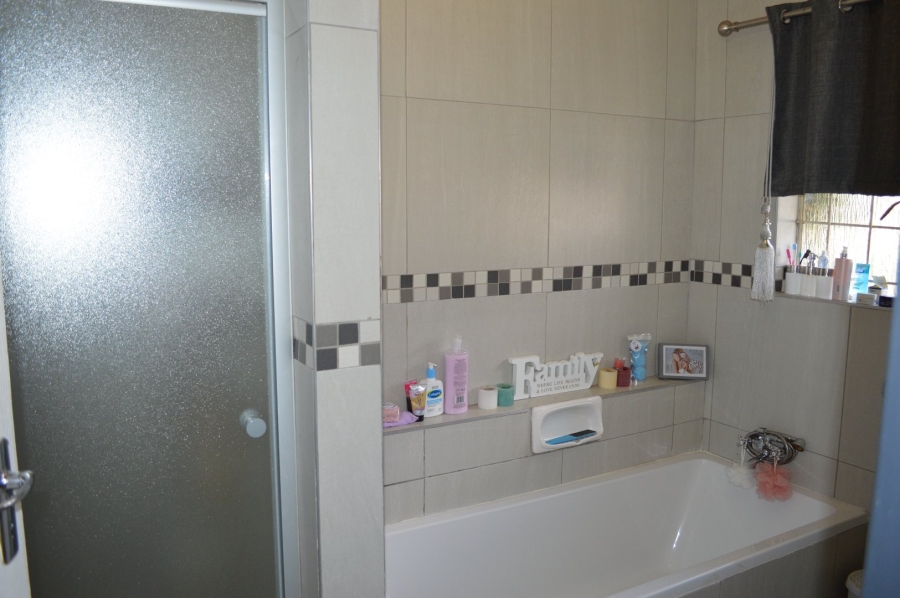 8 Bedroom Property for Sale in Flamwood North West